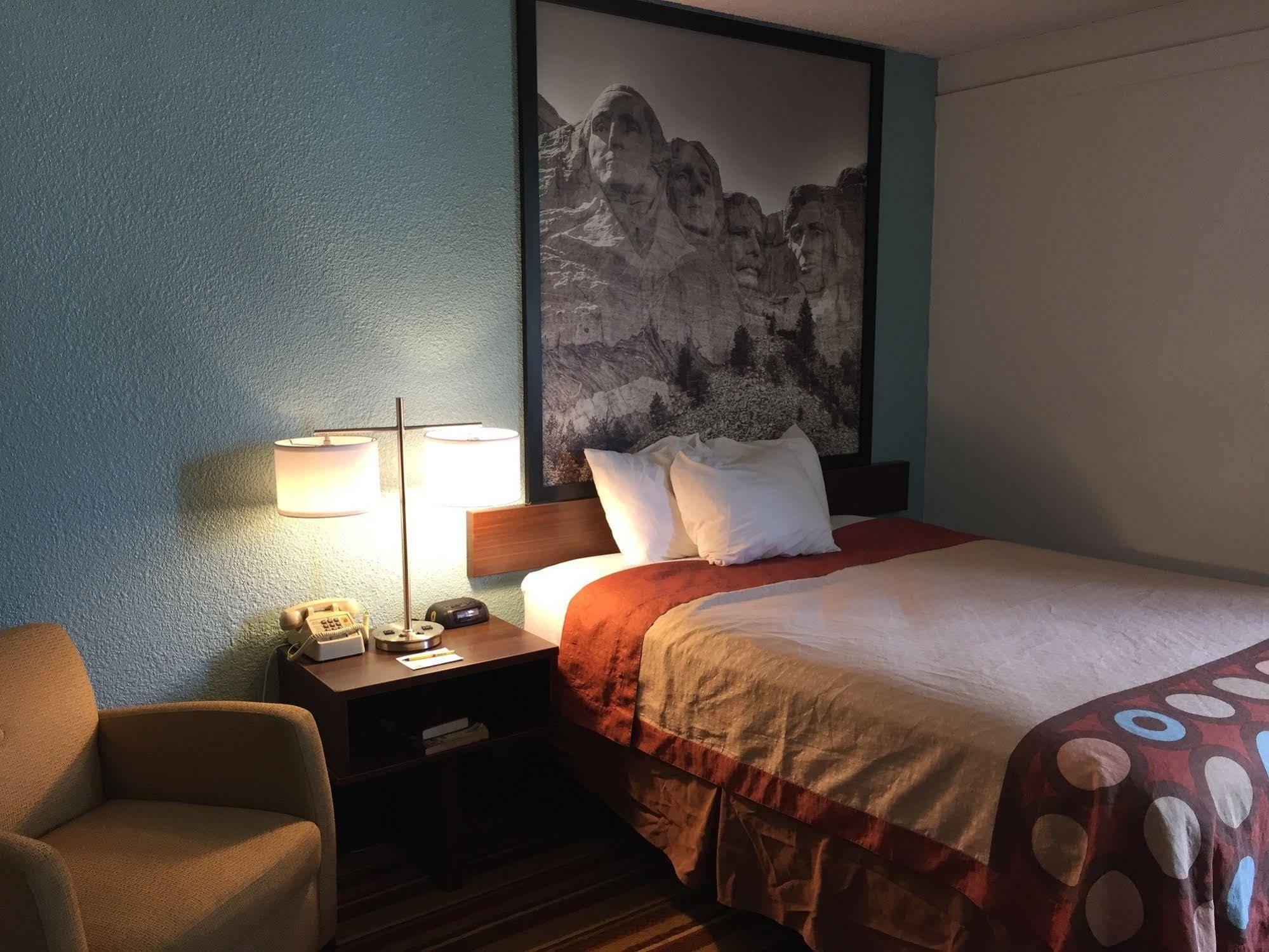 Super 8 By Wyndham Redfield Hotel Екстериор снимка
