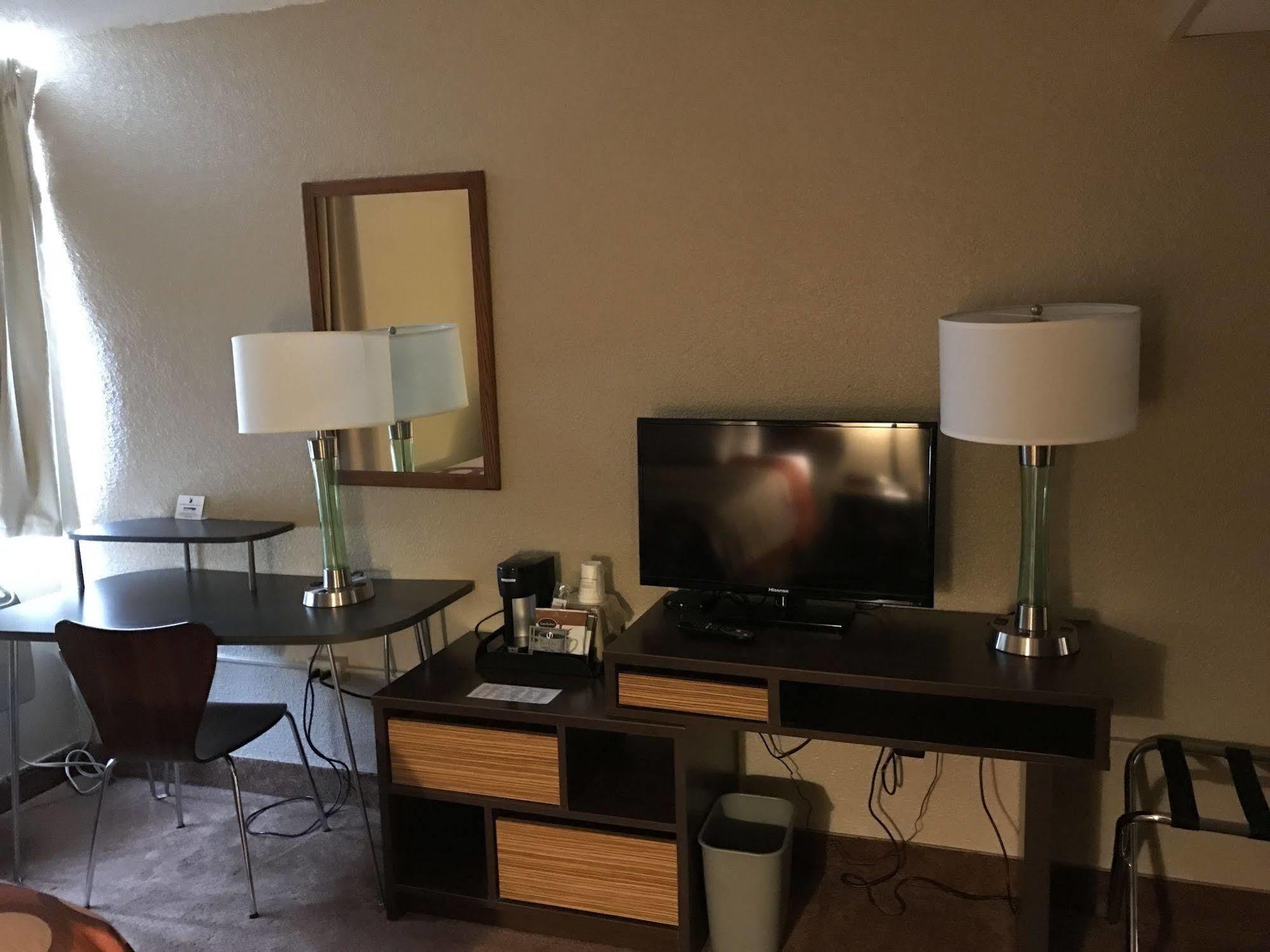 Super 8 By Wyndham Redfield Hotel Екстериор снимка