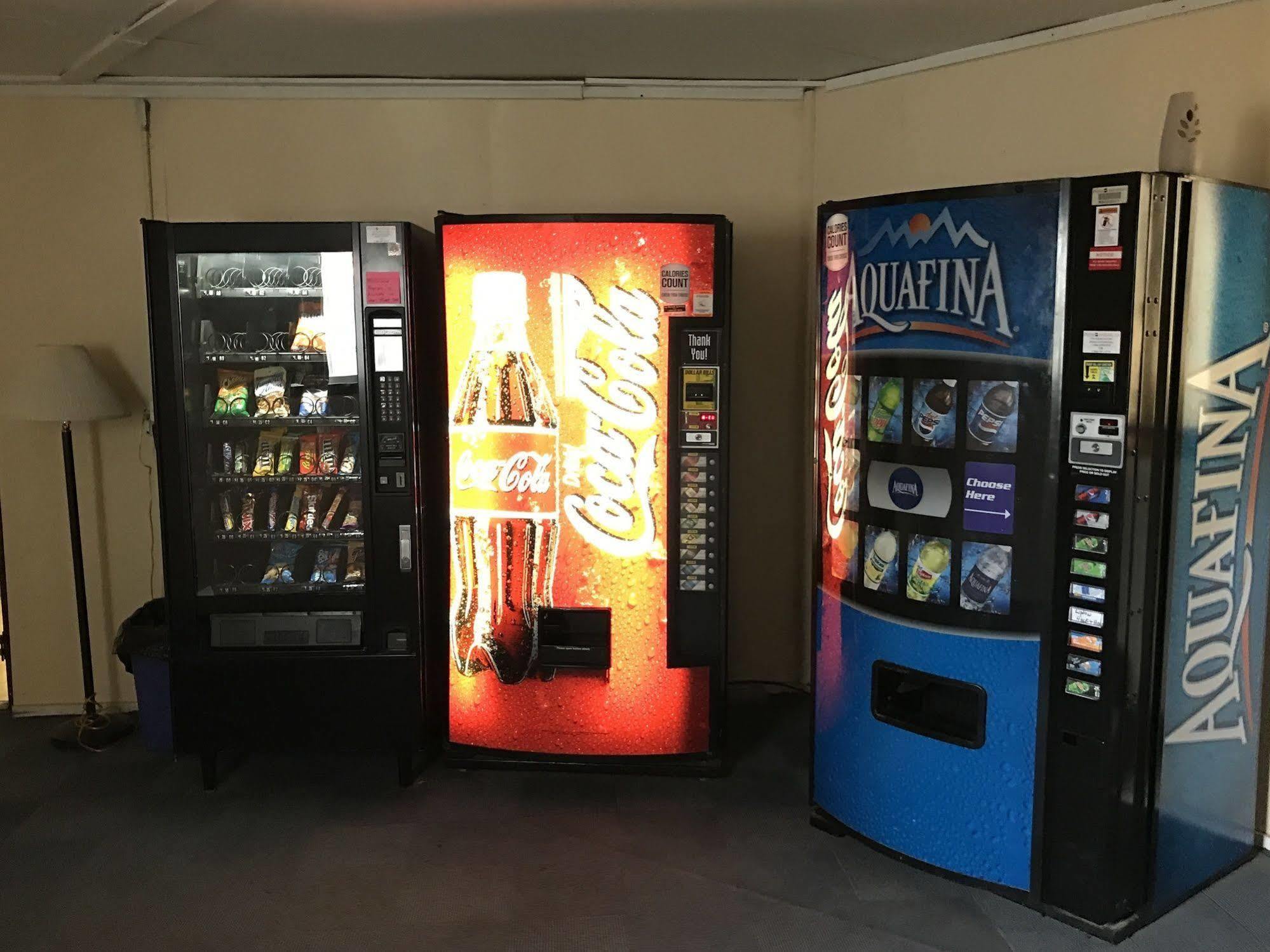 Super 8 By Wyndham Redfield Hotel Екстериор снимка
